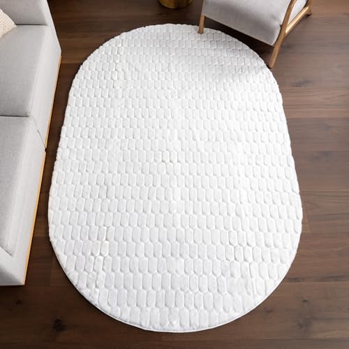 Nia White Geometric Washable Area Rug (Nia White / 5' x 7'6" (Oval))