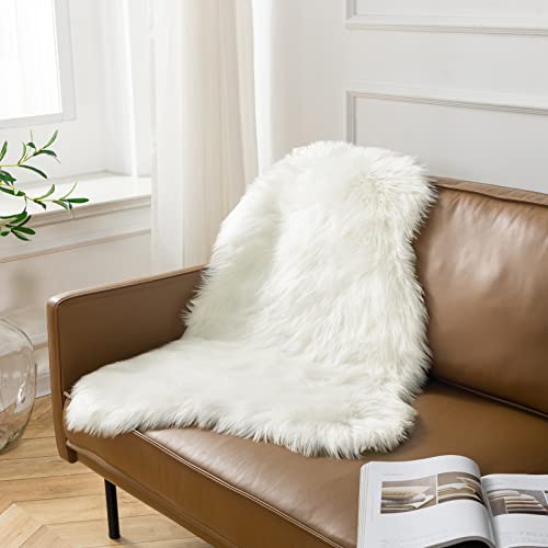Ashler Faux Fur Rug (2'4" x 3'4" (Irregular) / C-white)