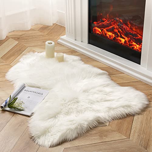 Ashler Faux Fur Rug (2'4" x 3'4" (Irregular) / C-white)