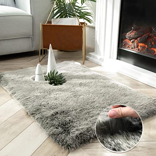 Ashler Faux Fox Fur Rug (Green White / 2 x 3 ft)