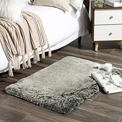 Ashler Faux Fox Fur Rug (Green White / 2 x 3 ft)