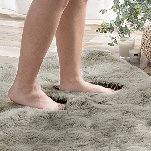 Ashler Faux Fox Fur Rug (Green White / 2 x 3 ft)