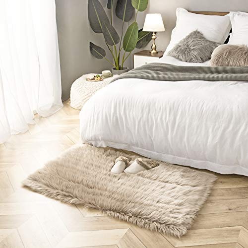 Ashler faux fur rug (4' x 2'2" (Rectangular) / C-beige)