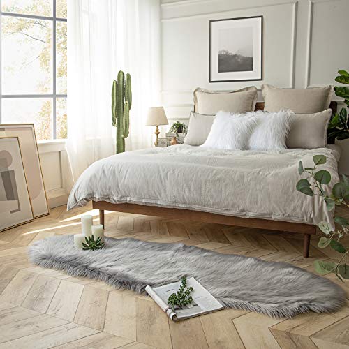 Ashler faux fur rug (6' x 2' (Irregular) / C-grey)