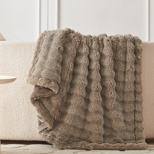 Soft Bubble Faux Fur Throw Blanket (Cationic Brown / 60“x80”)