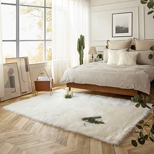 Ashler Faux Fur Rug (7' x 5' (Rectangular) / C-white)