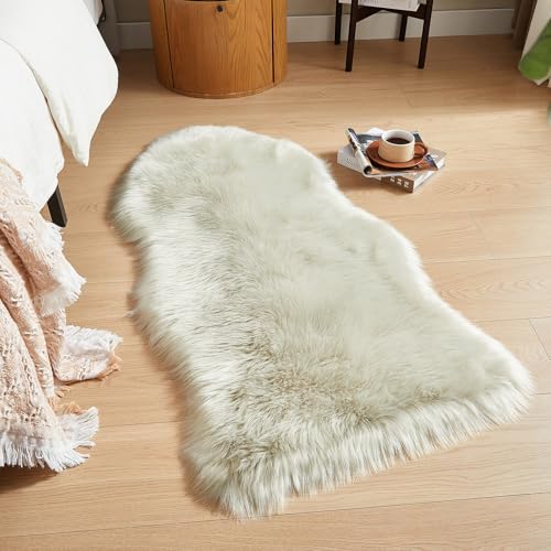 Faux Fur Rug Light Grey Area Rug (2' x 4' (Sheepskin) / Light Grey)