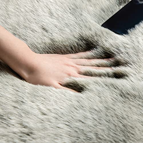 Ashler Faux Fox Fur Rug (Green White / 2 x 3 ft)